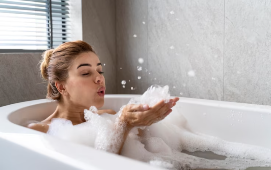 As banheiras são equipamentos de banho muito populares em todo o mundo, e são utilizadas tanto para fins terapêuticos como para o simples prazer de relaxar.