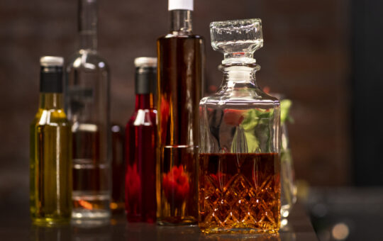 Black Friday 2023 ofertas de destilados | Foto de várias garrafas de bebidas destiladas | Atacadão