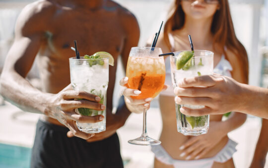 Black Friday supermercado ofertas de bebidas | Amigos na praia brindando com drinks de verão | Atacadão