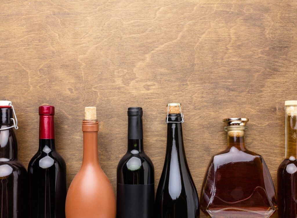 Destilados na Black Friday 2023 saiba mais | Foto de cima de garrafas de bebidas destiladas | Atacadão