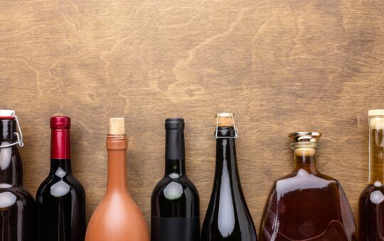 Destilados na Black Friday 2023 saiba mais | Foto de cima de garrafas de bebidas destiladas | Atacadão