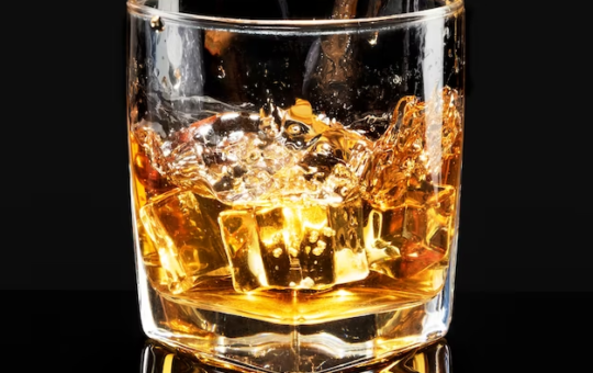 Whisky: conheça drinks que combinam a bebida com refrigerantes