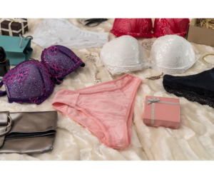 Escolhendo a lingerie perfeita para presentear seu amor | Foto de uma cama com várias lingeries