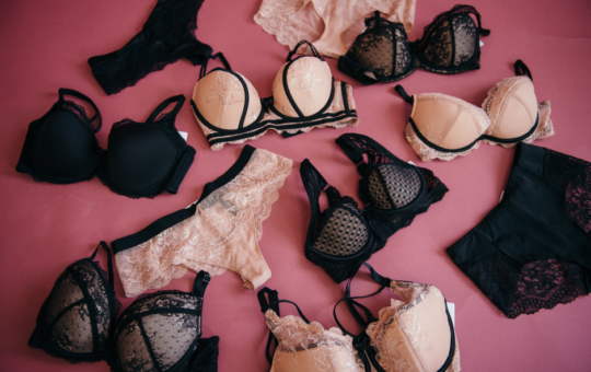 Renovação constante: a moda íntima entra na Era das assinaturas de lingeries | Foto superior de diferentes sutiãs e calcinhas