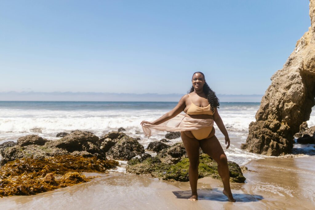 Inspirações de moda praia para corpos plus size: dicas de estilo e conforto