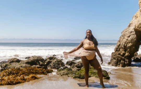 Inspirações de moda praia para corpos plus size: dicas de estilo e conforto